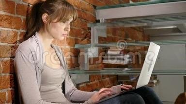 年轻女子在手提电脑工作时因<strong>失物招领</strong>